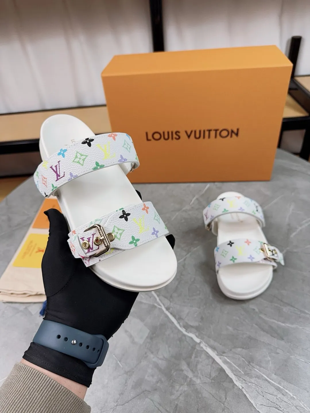 👟👟Ex-factory price 400👟👟 New slippers for spring and summer🌟The belt buckle is adjustable and elastic, full of beach style, original molded LV metal logo decoration, fashionable and beautiful, super versatile🤳🏻upper cowhide/customized imported jacquard fabric/original old-fashioned leather material, water-dyed sheepskin lining (water platform + wear-resistant velvet + rubber sole) three-layer combination outsole 🔶Size: Female 35-43 Male: 38-46